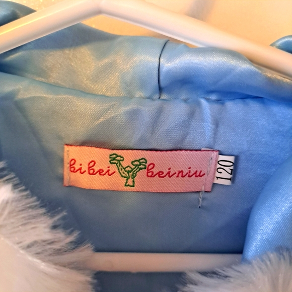 Gorgeous cape for imaginative play! - Picture 3 of 6